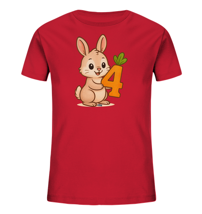 Onlineshop Shirts fuer Kinder - Das Bild zeigt ein rotes Kinder-T-Shirt. Auf der Vorderseite ist eine niedliche, cartoonartige Illustration eines Hasen zu sehen, der die Zahl '4' haelt. Die orangefarbene Zahl hat gruene Blaetter oben, aehnlich einer Karotte. Der Hase ist hellbraun gezeichnet und hat einen freundlichen Ausdruck. Dieses Design ist ideal fuer Kinder, besonders zum vierten Geburtstag.