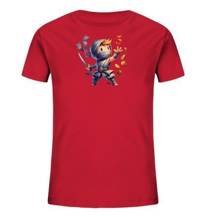 Onlineshop Shirts fuer Kinder - Das Bild zeigt ein rotes T-Shirt fuer Kinder mit einer farbigen Illustration auf der Vorderseite. Abgebildet ist ein cartoonartiger Charakter, der wie ein bandagierter Krieger mit blauem Schal und Schwert aussieht. Der Charakter wirft goldene Muenzen in die Luft, und neben ihm ist die Zahl '5' in Gold zu sehen. Das Motiv ist detailreich und dynamisch gestaltet.