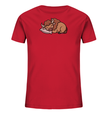 Onlineshop Shirts fuer Kinder - Das Bild zeigt ein rotes Kinder-T-Shirt. Auf der Vorderseite ist eine detailreiche, cartoonartige Illustration eines schlafenden Bueffel-Kalbes abgebildet. Das braune Kalb mit kleinen Hoernern liegt gemuetlich auf einem hellrosa Kissen, die Augen geschlossen. Das Motiv verleiht dem T-Shirt einen suessen und beruhigenden Charakter.