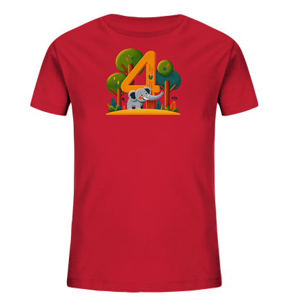 Onlineshop Shirts fuer Kinder - Das Bild zeigt ein rotes T-Shirt fuer Kinder mit einem verspielten Druck auf der Vorderseite. Dieser Druck zeigt die grosse orangefarbene Zahl 4 neben einem kleinen grauen Cartoon-Elefanten. Um die Zahl und den Elefanten herum sind gruene Baeume und Straeucher in einem bunten Stil dargestellt. Das Motiv erinnert an eine Dschungelszene und ist ansprechend gestaltet.