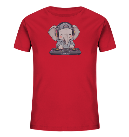 Onlineshop Shirts fuer Kinder - Das Bild zeigt ein rotes Kinder-T-Shirt mit einem niedlichen Cartoon-Elefantenmotiv auf der Vorderseite. Der Elefant traegt eine Kapuzenjacke, eine Kappe und Kopfhoerer und sitzt vor einer DJ-Ausruestung. Sein Gesichtsausdruck ist froehlich und verspielt. Das Design verleiht dem Shirt einen modernen und coolen Charakter, ideal fuer Kinder.