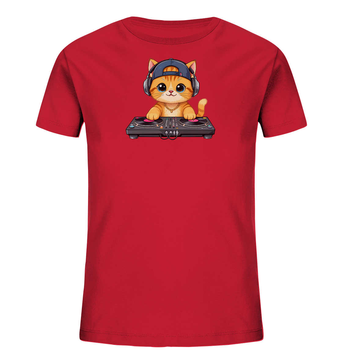 Onlineshop Shirts fuer Kinder - Das Bild zeigt ein leuchtend rotes Kinder T-Shirt mit einem niedlichen Comic-Kaetzchen. Das orangefarbene Kaetzchen traegt eine blaue Kappe, Kopfhoerer und eine goldene Kette. Es steht vor einem detaillierten DJ-Mischpult, was dem Motiv einen coolen und verspielten Charakter verleiht. Das Design ist ansprechend fuer Kinder und versprueht musikalische Vibes.