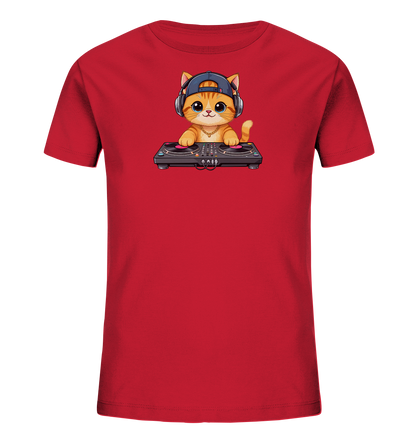Onlineshop Shirts fuer Kinder - Das Bild zeigt ein leuchtend rotes Kinder T-Shirt mit einem niedlichen Comic-Kaetzchen. Das orangefarbene Kaetzchen traegt eine blaue Kappe, Kopfhoerer und eine goldene Kette. Es steht vor einem detaillierten DJ-Mischpult, was dem Motiv einen coolen und verspielten Charakter verleiht. Das Design ist ansprechend fuer Kinder und versprueht musikalische Vibes.