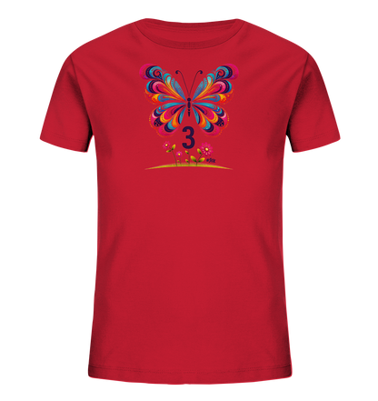 Onlineshop Shirts fuer Kinder - Das Bild zeigt ein rotes Kinder T-Shirt mit einem grossen, bunten Schmetterlingsmotiv auf der Vorderseite. Der detaillierte Schmetterling in leuchtenden Farben wie Blau, Pink und Gelb ist zentral platziert. Direkt darunter befindet sich die dunkelblaue Zahl '3', ergaenzt durch eine kleine Anordnung von pinken Blumen und gruenen Blaettern am unteren Rand des Designs.