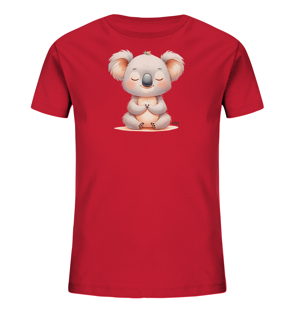 Onlineshop Shirts fuer Kinder - Das Bild zeigt ein rotes T-Shirt fuer Kinder. Auf der Vorderseite ist eine niedliche Illustration eines entspannten Koalabaeren zu sehen. Der Koala sitzt mit geschlossenen Augen und gefalteten Pfoten auf einer hellen Flaeche. Eine kleine gelbe Bluete schmueckt den Kopf des Tieres.