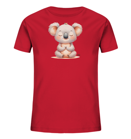 Onlineshop Shirts fuer Kinder - Das Bild zeigt ein rotes T-Shirt fuer Kinder. Auf der Vorderseite ist eine niedliche Illustration eines entspannten Koalabaeren zu sehen. Der Koala sitzt mit geschlossenen Augen und gefalteten Pfoten auf einer hellen Flaeche. Eine kleine gelbe Bluete schmueckt den Kopf des Tieres.