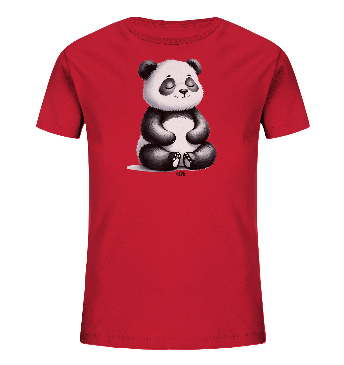 Onlineshop Shirts fuer Kinder - Das Bild zeigt ein rotes T-Shirt fuer Kinder mit einem niedlichen Aufdruck in der Mitte. Der Aufdruck zeigt einen sitzenden Panda mit geschlossenen Augen. Der Panda sitzt in einer entspannten Haltung mit den Haenden im Schoss. Das gesamte Design wirkt ruhig und charmant.