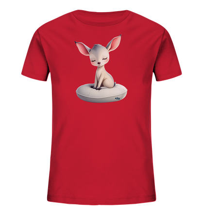 Onlineshop Shirts fuer Kinder - Das Bild zeigt ein rotes T-Shirt fuer Kinder. Auf der Vorderseite ist ein niedliches, hellgraues Tier mit grossen Ohren abgebildet. Das Tier sitzt mit geschlossenen Augen auf einem weissen, ringfoermigen Kissen und wirkt friedlich. Das Motiv verleiht dem T-Shirt einen sanften und verspielten Charakter.