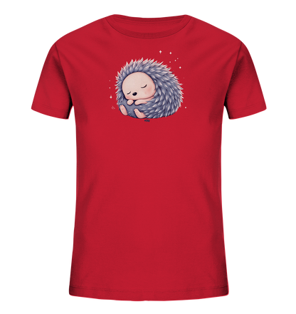 Onlineshop Shirts fuer Kinder - Das Bild zeigt ein rotes Kinder-T-Shirt mit einem niedlichen Motiv eines schlafenden Igels. Der Igel ist eingerollt, seine Stacheln sind grau-blau dargestellt und sein Gesicht ist friedlich. Um den Igel herum sind kleine, glitzernde Sterne zu sehen, die eine ruhige Atmosphaere schaffen. Das Design ist sanft und ansprechend.