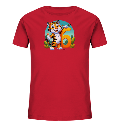 Onlineshop Shirts fuer Kinder - Das Bild zeigt ein rotes Kinder-T-Shirt mit einer farbenfrohen Illustration. Im Zentrum steht ein freundlicher Cartoon-Tiger, der neben einer grossen orangefarbenen Zahl '6' posiert. Das Motiv ist von gruenen Pflanzen umgeben und wird von einem kleinen Schmetterling ueber der Zahl ergaenzt. Der Hintergrund der Illustration ist ein blauer Kreis, der das Design hervorhebt.