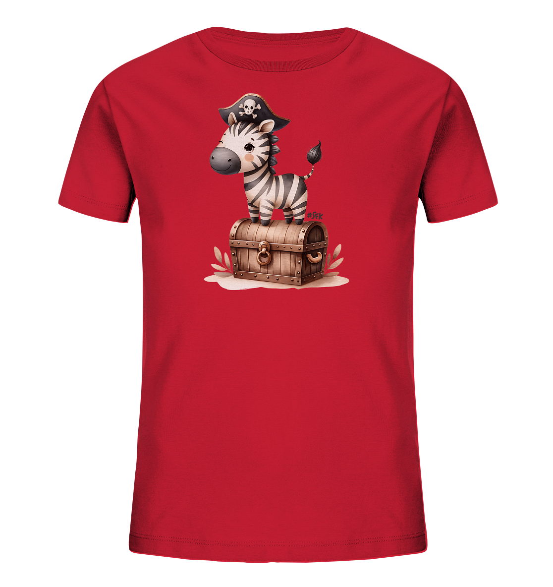 Onlineshop Shirts fuer Kinder - Dieses rote T-Shirt zeigt eine charmante Illustration eines kleinen Zebras. Das Zebra traegt einen Piratenhut mit Totenkopfmotiv und steht auf einer detailreichen, holzfarbenen Schatztruhe. Die freundliche Darstellung des Tieres und die Elemente wie Blaetter und Untergrund verleihen dem Motiv einen verspielten Charakter. Das Design ist ideal fuer Kinder, die Abenteuer moegen.