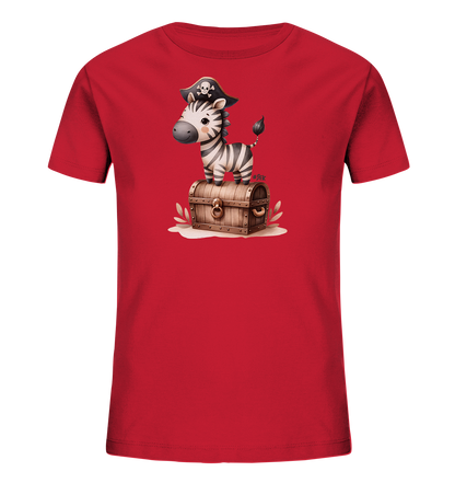 Onlineshop Shirts fuer Kinder - Dieses rote T-Shirt zeigt eine charmante Illustration eines kleinen Zebras. Das Zebra traegt einen Piratenhut mit Totenkopfmotiv und steht auf einer detailreichen, holzfarbenen Schatztruhe. Die freundliche Darstellung des Tieres und die Elemente wie Blaetter und Untergrund verleihen dem Motiv einen verspielten Charakter. Das Design ist ideal fuer Kinder, die Abenteuer moegen.