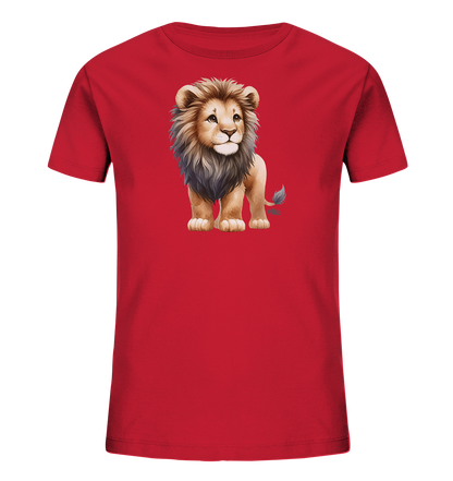 Onlineshop Shirts fuer Kinder - Auf diesem roten Kinder-T-Shirt ist eine charmante Illustration eines jungen Loewen zu sehen. Der Loewe steht mittig auf der Vorderseite und blickt aufmerksam. Seine Maehne ist in verschiedenen Brauntoenen gestaltet, und sein Ausdruck wirkt freundlich. Das Design ist detailliert und ansprechend fuer Kinder.