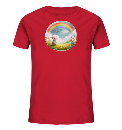 Onlineshop Shirts fuer Kinder - Das Bild zeigt ein rotes T-Shirt fuer Kinder mit einem kreisfoermigen Motiv auf der Vorderseite. Das Motiv stellt eine froehliche Szene einer kleinen Maus dar, die in einer bluehenden Wiese sitzt. Über der Wiese sind Wolken, sanfter Regen und ein bunter Regenbogen zu sehen. Eine kleine Biene oder Schmetterling fliegt nahe der Maus und ergaenzt das idyllische Bild.