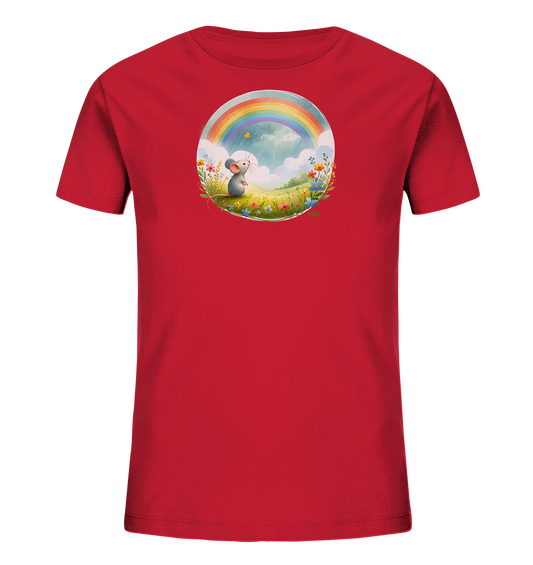 Onlineshop Shirts fuer Kinder - Das Bild zeigt ein rotes T-Shirt fuer Kinder mit einem kreisfoermigen Motiv auf der Vorderseite. Das Motiv stellt eine froehliche Szene einer kleinen Maus dar, die in einer bluehenden Wiese sitzt. Über der Wiese sind Wolken, sanfter Regen und ein bunter Regenbogen zu sehen. Eine kleine Biene oder Schmetterling fliegt nahe der Maus und ergaenzt das idyllische Bild.