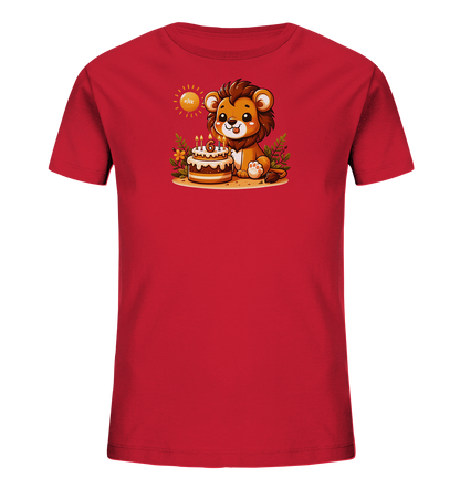 Onlineshop Shirts fuer Kinder - Das Bild zeigt ein rotes T-Shirt mit einem niedlichen Cartoon-Loewen als Hauptmotiv. Der kleine Loewe sitzt laechelnd neben einem Geburtstagskuchen, auf dem sechs Kerzen brennen. Das Design umfasst auch Elemente wie Blumen, Blaetter und eine lachende Sonne im Hintergrund. Das T-Shirt-Motiv strahlt eine froehliche Geburtstagsatmosphaere aus.