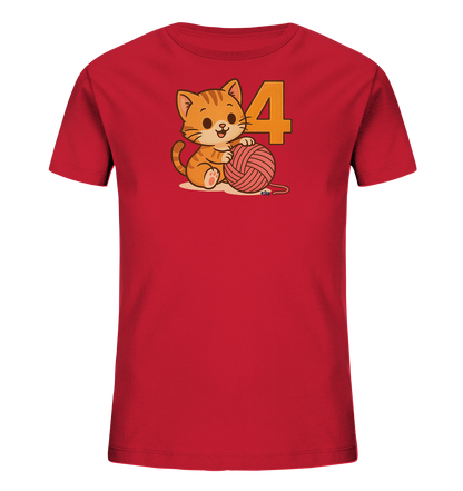 Onlineshop Shirts fuer Kinder - Das Bild zeigt ein rotes T-Shirt fuer Kinder mit einer suessen, cartoonartigen Katze. Die orange getigerte Katze spielt mit einem rosa Wollknaeuel auf dem Boden. Neben der Katze ist die grosse Zahl '4' in orange-braun abgebildet. Das Motiv verleiht dem Shirt einen verspielten und froehlichen Look.