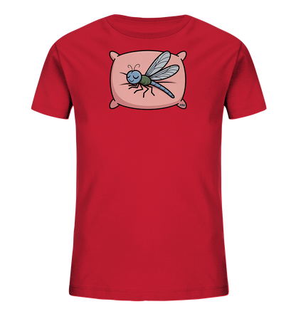Onlineshop Shirts fuer Kinder - Das Bild zeigt ein rotes T-Shirt fuer Kinder. Auf der Vorderseite ist eine friedlich schlafende Libelle abgebildet, die auf einem rosafarbenen Kissen ruht. Die Libelle ist blau-gruen mit transparenten Fluegeln gestaltet. Dieses Motiv verleiht dem Shirt einen ruhigen und verspielten Charakter.
