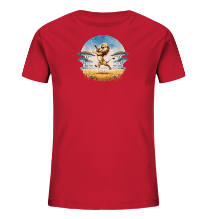 Onlineshop Shirts fuer Kinder - Das Bild zeigt ein rotes T-Shirt fuer Kinder. Auf der Vorderseite befindet sich eine farbenfrohe Illustration, die eine afrikanische Savannenlandschaft darstellt. Ein froehlicher Cartoon-Loewe springt mitten in der Szene ueber Gras und Blumen. Der Hintergrund zeigt Akazienbaeume unter einem blauen Himmel.