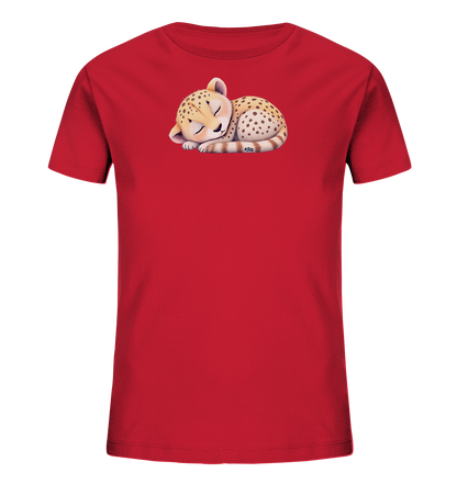 Onlineshop Shirts fuer Kinder - Das Bild zeigt ein leuchtend rotes Kinder-T-Shirt. Auf der Vorderseite befindet sich eine niedliche Illustration eines friedlich schlafenden Gepardenbabys. Das Kaetzchen ist zusammengerollt dargestellt, mit hellbraunem Fell, charakteristischen dunklen Flecken und einem gestreiften Schwanz. Dieses charmante Design verleiht dem Shirt eine sanfte und ansprechende Optik, ideal fuer junge Kinder.