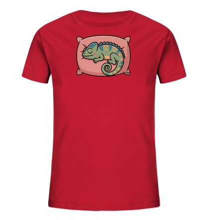 Onlineshop Shirts fuer Kinder - Das Bild zeigt ein rotes Kinder-T-Shirt mit einem niedlichen Aufdruck eines schlafenden Chamaeleons. Das Chamaeleon liegt entspannt auf einem rosafarbenen Kissen, mit geschlossenen Augen und geringeltem Schwanz. Sein Koerper ist gruenlich-blau mit gelben Akzenten, was einen verspielten Kontrast bildet. Das Design vermittelt eine ruhige und friedliche Stimmung.