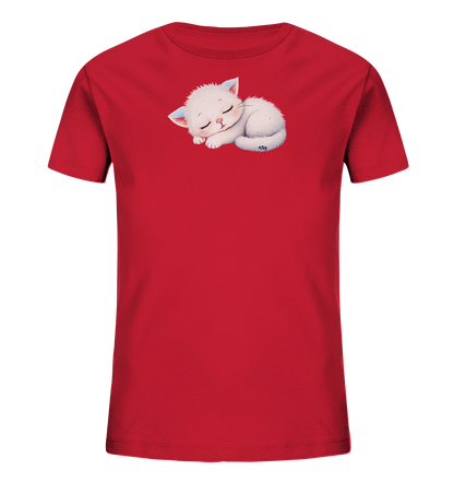 Onlineshop Shirts fuer Kinder - Das Bild zeigt ein rotes Kinder-T-Shirt mit einer niedlichen Abbildung eines schlafenden, weissen Kaetzchens. Das Kaetzchen ist friedlich zusammengerollt, mit geschlossenen Augen und leicht blauen Innenseiten der Ohren. Das Design vermittelt einen sanften und beruhigenden Eindruck. Es ist eine liebevolle Grafik, ideal fuer kleine Tierfreunde.
