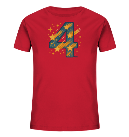 Onlineshop Shirts fuer Kinder - Das Bild zeigt ein rotes Kinder-T-Shirt. Die Vorderseite zeigt eine grosse, stilisierte Zahl Vier. Die Zahl ist mit gelben Sternen und orangefarbenen Streifen, aehnlich Sternschnuppen, auf blauem Grund gefuellt. Kleinere gelbe Sterne und Punkte umgeben das Motiv, was eine kosmische oder feierliche Atmosphaere schafft.