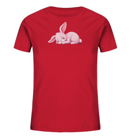 Onlineshop Shirts fuer Kinder - Das Bild zeigt ein leuchtend rotes Kinder-T-Shirt. Auf der Vorderseite ist eine niedliche, hellrosa Abbildung eines schlafenden Haeschens zu sehen. Das Haeschen liegt sanft zusammengerollt, mit geschlossenen Augen und leicht herabhaengenden Ohren, was eine ruhige Szene darstellt. Das Design wirkt beruhigend und ist ideal fuer den Alltag.