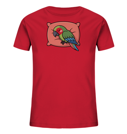 Onlineshop Shirts fuer Kinder - Das Bild zeigt ein rotes Kinder-T-Shirt mit einem niedlichen Aufdruck. Ein gruener Papagei mit rotem Augenbereich und blauen Fluegeln schlaeft friedlich auf einem hellbraunen Kissen. Das detailreiche Design verleiht dem Shirt einen ruhigen und verspielten Charakter.