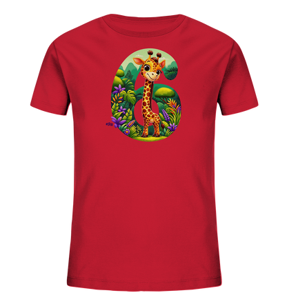 Onlineshop Shirts fuer Kinder - Dieses rote Kinder-T-Shirt praesentiert eine grosse Grafik der Zahl 6. Die Zahl ist mit einer farbenfrohen Dschungelszene gefuellt, in der eine freundliche Cartoon-Giraffe steht. Die Szene zeigt ueppige Vegetation und Blumen sowie einen Hintergrund mit Bergen. Das Motiv wirkt froehlich und ist ein Blickfang auf dem Shirt.