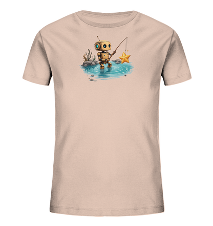 Onlineshop Shirts für Kinder - Das Bild zeigt ein einfarbiges T-Shirt in einem hellen, blassrosa Farbton. Auf der Vorderseite ist eine detaillierte Grafik abgebildet, die einen kleinen Roboter beim Angeln darstellt. Der Roboter steht in einem flachen Gewässer mit Steinen und Pflanzen im Hintergrund und angelt mit einer Rute nach einem leuchtenden goldenen Stern, der über dem Wasser schwebt. Das Motiv ist fantasievoll gestaltet und fängt eine ruhige Szene ein.