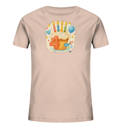 Onlineshop Shirts fuer Kinder - Das Bild zeigt ein hellrosa Kinder-T-Shirt mit einer froehlichen Illustration auf der Vorderseite. Die Grafik stellt einen verzierten Cupcake dar, der mit vier brennenden Kerzen und dem grossen Schriftzug der Zahl '4' versehen ist. Das Design wird durch bunte Streusel, kleine Sterne, ein Herz, einen Ballon und eine Schleife ergaenzt, was dem T-Shirt einen festlichen Charakter verleiht.