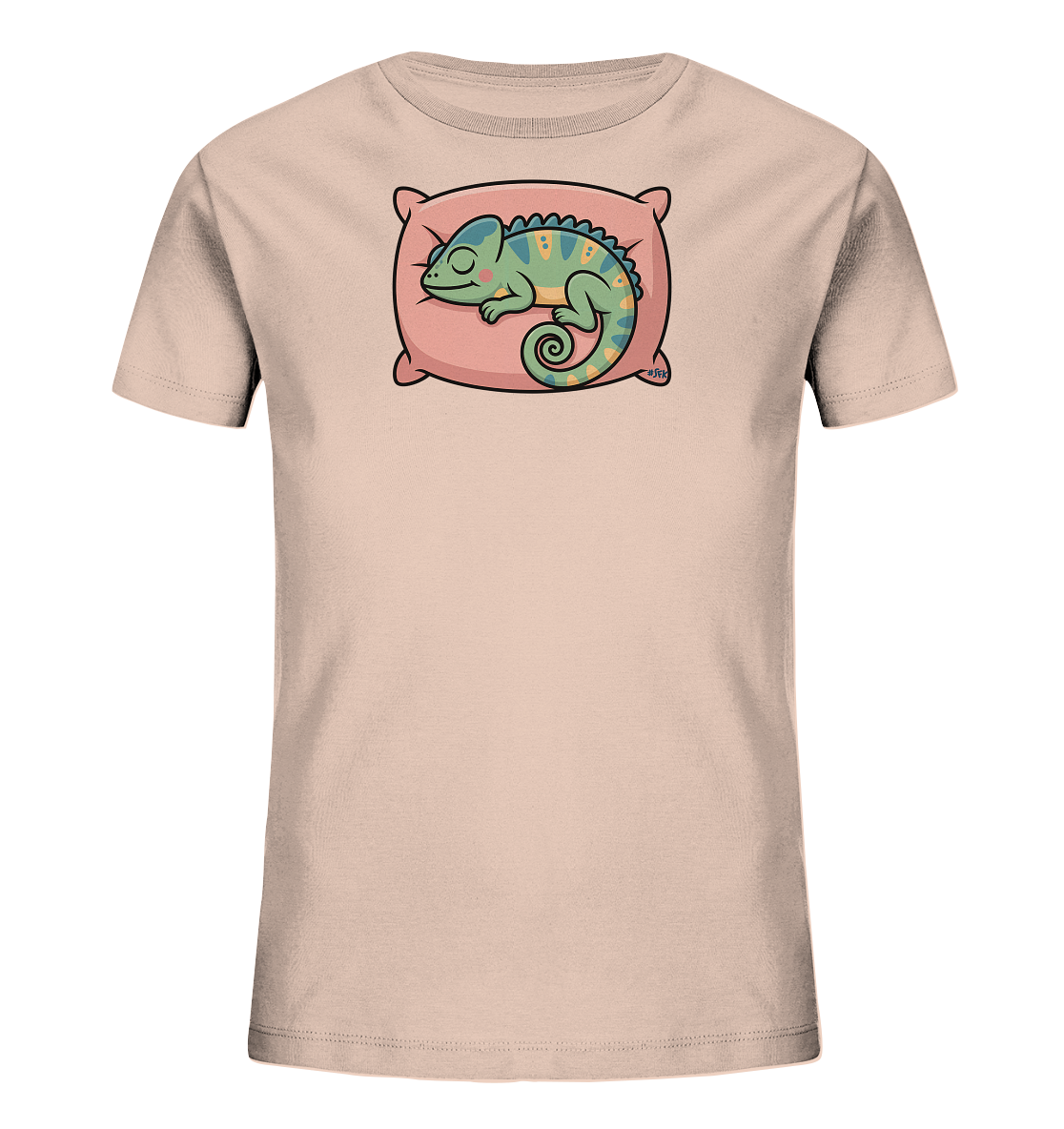 Onlineshop Shirts fuer Kinder - Dieses hellbeige Kinder-T-Shirt praesentiert ein charmantes Motiv eines schlafenden Chamaeleons. Das gruene Chamaeleon mit gelben Akzenten liegt friedlich auf einem rosa Kissen, den Schwanz geringelt. Das liebevolle und ruhige Design verleiht dem Shirt einen verspielten Charakter, perfekt fuer kleine Traeumer.