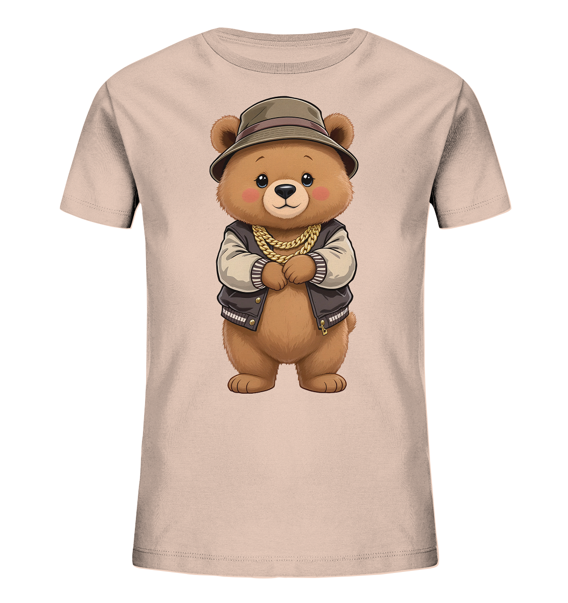 Onlineshop Shirts fuer Kinder - Das Bild zeigt ein hellbeiges Kinder-T-Shirt mit einem niedlichen Baerenmotiv auf der Vorderseite. Der Baer traegt einen olivgruenen Hut, eine braune Bomberjacke mit beigen Ärmeln und eine goldene Kette. Er steht mit verschraenkten Armen da und hat einen freundlichen Ausdruck. Das Design wirkt verspielt und gleichzeitig laessig.