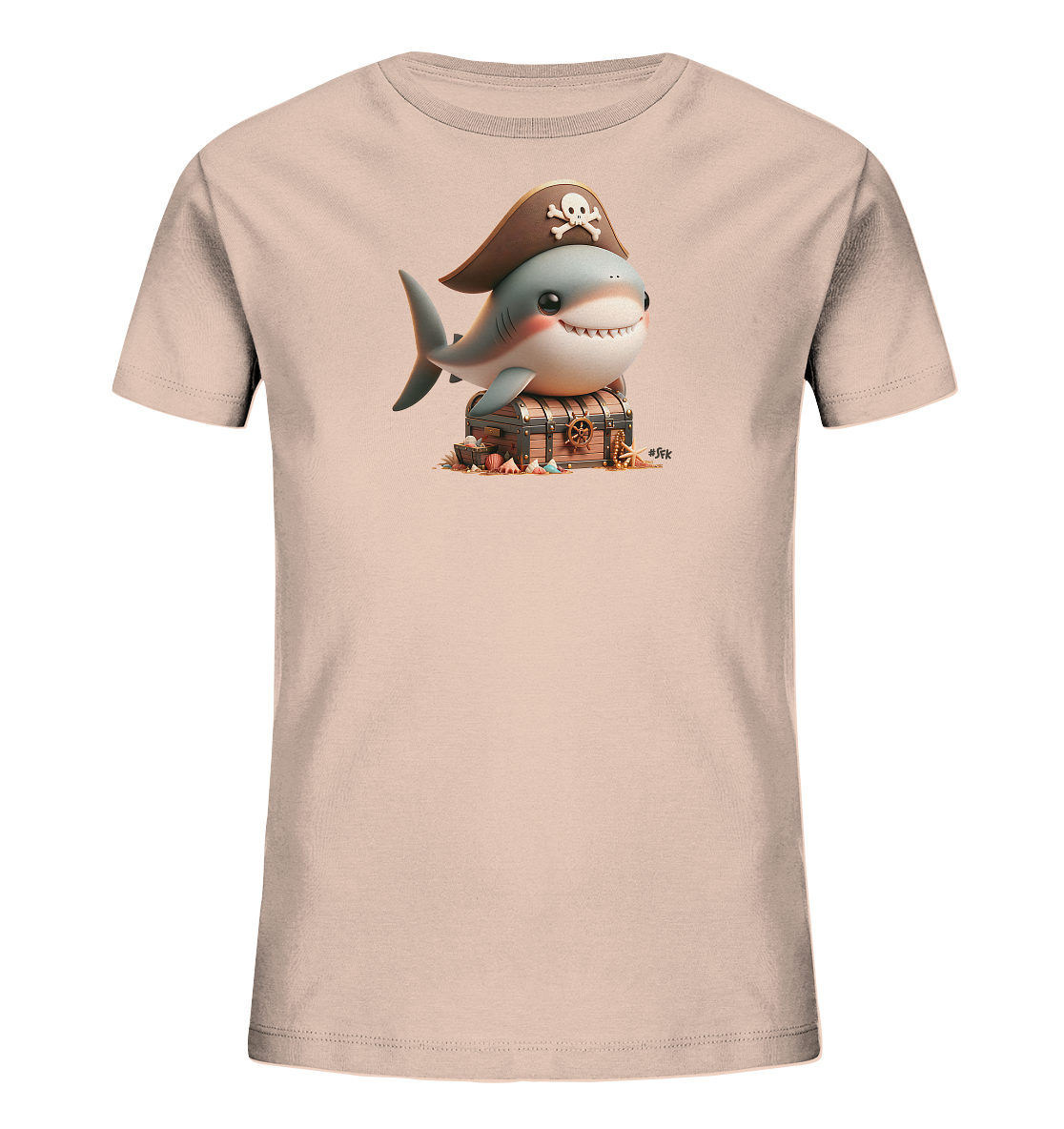Onlineshop Shirts fuer Kinder - Das Bild zeigt ein helles Kinder T-Shirt mit einem froehlichen Motiv eines Cartoon-Hais. Der Hai traegt einen Piratenhut mit Totenkopf und sitzt auf einer hoelzernen Schatzkiste. Um die Kiste herum liegen Muscheln und Sand, was eine maritime Szene darstellt. Das Design ist detailreich und farbenfroh.
