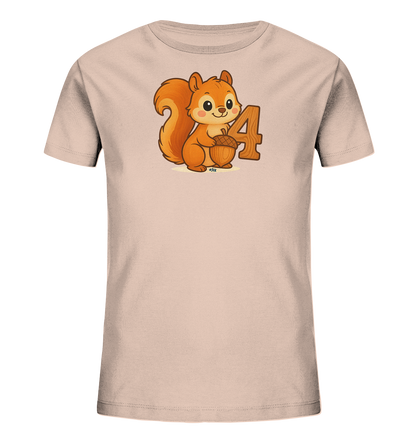 Onlineshop Shirts fuer Kinder - Dieses Bild zeigt ein hellrosa Kinder-T-Shirt. Auf der Vorderseite ist ein niedliches, cartoonhaftes Eichhoernchen abgebildet, das eine Eichel haelt. Neben dem Eichhoernchen steht die Zahl '4' in einem holzartigen Design dargestellt. Das Design wirkt verspielt und ansprechend fuer Kinder im Vorschulalter.
