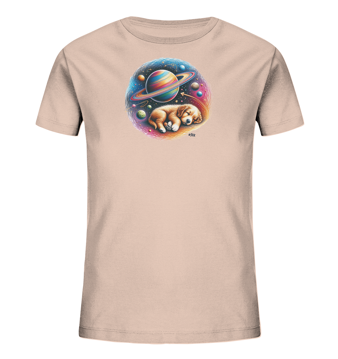 Onlineshop Shirts fuer Kinder - Das Bild zeigt ein hellrosa T-Shirt mit einem farbenfrohen, runden Motiv in der Mitte. Das Motiv zeigt einen schlafenden Welpen, der eingerollt in einem kosmischen Panorama liegt. Um den Welpen herum sind Planeten, Sterne und eine regenbogenfarbene Nebula dargestellt, die eine vertraeumte Welt erschaffen.