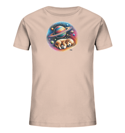 Onlineshop Shirts fuer Kinder - Das Bild zeigt ein hellrosa T-Shirt mit einem farbenfrohen, runden Motiv in der Mitte. Das Motiv zeigt einen schlafenden Welpen, der eingerollt in einem kosmischen Panorama liegt. Um den Welpen herum sind Planeten, Sterne und eine regenbogenfarbene Nebula dargestellt, die eine vertraeumte Welt erschaffen.