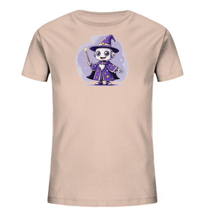 Onlineshop Shirts für Kinder - Das Bild zeigt ein hellbeiges T-Shirt für Kinder mit einem Druck auf der Vorderseite. Der Druck stellt einen niedlichen Cartoon-Roboter dar, der als Zauberer verkleidet ist. Der Roboter trägt einen spitzen, lila Hut und einen passenden Umhang, beide verziert mit gelben Sternen. In seiner Hand hält er einen Zauberstab, während er vor einem lila, nebelartigen Hintergrund mit Sternen und Glitzer steht.