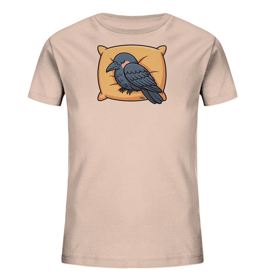 Onlineshop Shirts fuer Kinder - Das Bild zeigt ein helles Kinder-T-Shirt mit einem niedlichen Motiv eines schlafenden Raben. Der Rabe, in dunklem Grau gehalten, ruht gemuetlich auf einem orangefarbenen Kissen, mit geschlossenen Augen und einem rosafarbenen Wangenrouge. Das Design wirkt beruhigend und ist ideal fuer kleine Schlafmuetzen.