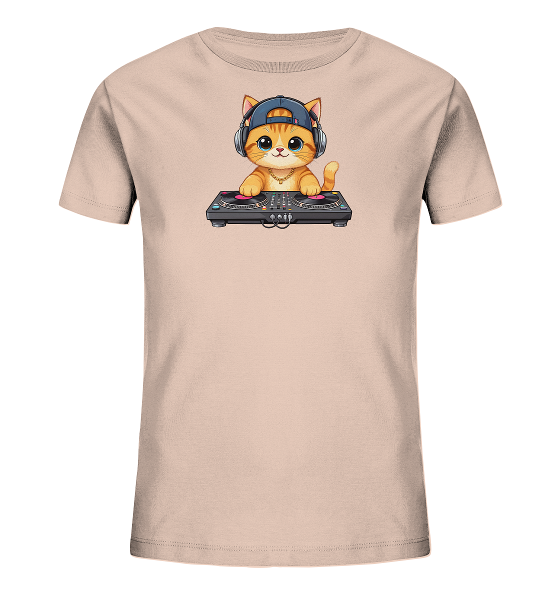 Onlineshop Shirts fuer Kinder - Das Bild zeigt ein hellrosafarbenes T-Shirt mit einer charmanten Cartoon-Katzenillustration auf der Vorderseite. Die Katze traegt Kopfhoerer und eine Muetze und sitzt hinter einem DJ-Mischpult mit zwei Plattenspielern. Das Design wirkt verspielt und musikalisch, mit leuchtenden Farben und freundlichem Ausdruck der Katze.