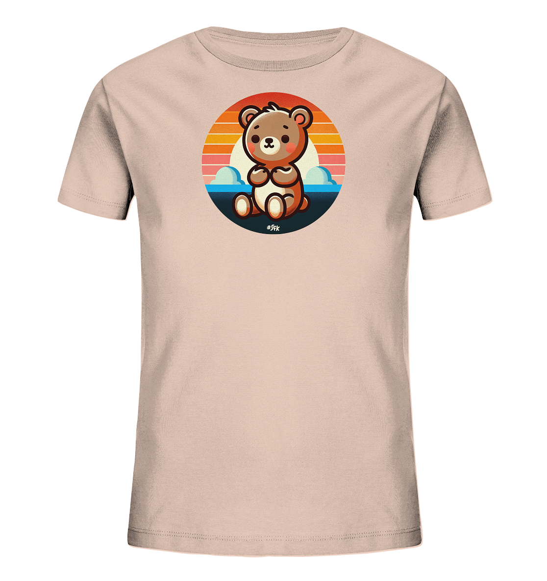 Onlineshop Shirts fuer Kinder - Ein T-Shirt in einem hellen Farbton fuer Kinder zeigt einen niedlichen Cartoon-Baeren auf der Vorderseite. Der Baer sitzt in einem kreisfoermigen Design, das einen bunten Sonnenuntergang ueber Wolken und Wasser darstellt. Dieses farbenfrohe Motiv verleiht dem Shirt einen froehlichen und ansprechenden Look.