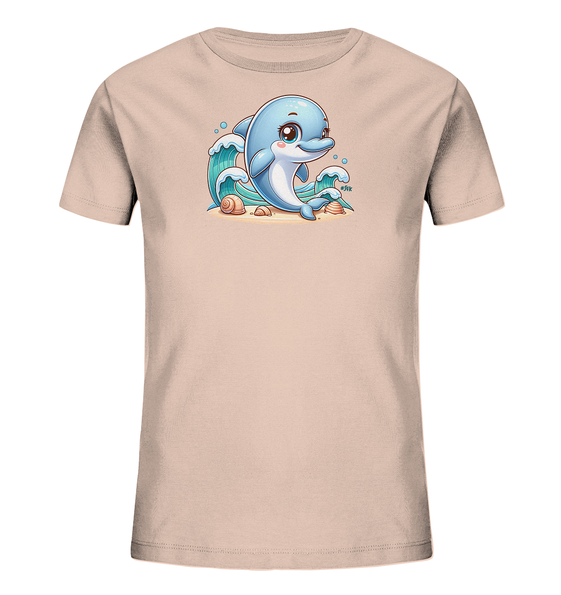 Onlineshop Shirts fuer Kinder - Das Bild zeigt ein hellrosa T-Shirt mit einem niedlichen Cartoon-Delfinmotiv auf der Vorderseite. Ein blauer Delfin sitzt auf einem sandigen Untergrund, umgeben von stilisierten Wellen und Muscheln. Die Darstellung des Delfins ist freundlich und farbenfroh gestaltet, was dem Shirt einen froehlichen Charakter verleiht.