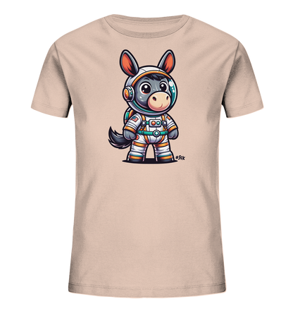 Onlineshop Shirts fuer Kinder - Das Bild zeigt ein hellrosafarbenes T-Shirt fuer Kinder mit einer niedlichen Grafik eines Esels in einem Astronautenanzug. Der Cartoon-Esel traegt einen weissen Raumfahreranzug mit orangen und gruenen Akzenten sowie einen Helm mit klarem Visier. Dieses Design verleiht dem Shirt einen spielerischen und abenteuerlichen Weltraum-Look. Es ist ideal fuer kleine Entdecker.