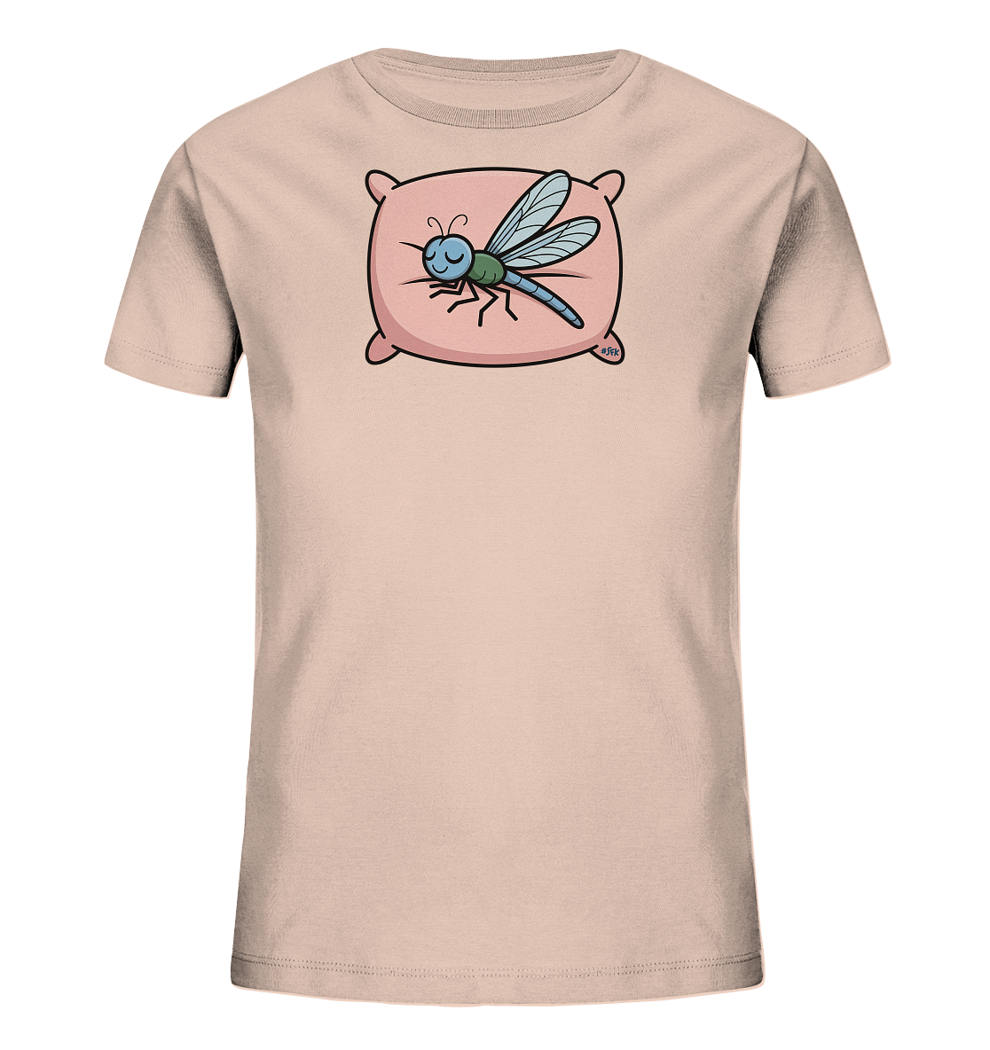 Onlineshop Shirts fuer Kinder - Das Bild zeigt ein hellrosafarbenes Kinder-T-Shirt mit einem niedlichen Motiv auf der Vorderseite. Darauf ist eine blau-gruene Libelle zu sehen, die friedlich auf einem rosa Kissen schlaeft. Die Libelle hat geschlossene Augen und ein sanftes Laecheln, waehrend ihre Fluegel ausgebreitet sind. Das Design wirkt sanft und ist kindgerecht gestaltet.