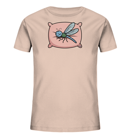 Onlineshop Shirts fuer Kinder - Das Bild zeigt ein hellrosafarbenes Kinder-T-Shirt mit einem niedlichen Motiv auf der Vorderseite. Darauf ist eine blau-gruene Libelle zu sehen, die friedlich auf einem rosa Kissen schlaeft. Die Libelle hat geschlossene Augen und ein sanftes Laecheln, waehrend ihre Fluegel ausgebreitet sind. Das Design wirkt sanft und ist kindgerecht gestaltet.