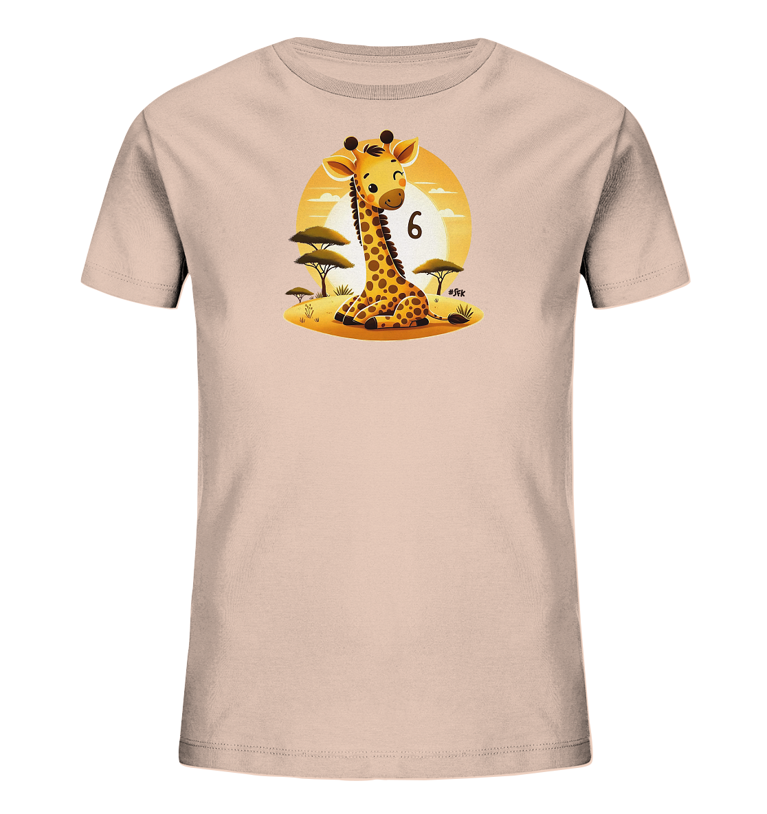 Onlineshop Shirts fuer Kinder - Das Bild zeigt ein beigefarbenes Kinder-T-Shirt. Auf der Vorderseite ist eine niedliche, sitzende Cartoon-Giraffe abgebildet. Das Motiv beinhaltet eine Savannenlandschaft mit Baeumen und einem grossen runden Sonnen- oder Monduntergang im Hintergrund. Die Zahl '6' ist prominent neben der Giraffe platziert.