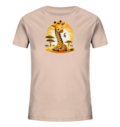 Onlineshop Shirts fuer Kinder - Das Bild zeigt ein beigefarbenes Kinder-T-Shirt. Auf der Vorderseite ist eine niedliche, sitzende Cartoon-Giraffe abgebildet. Das Motiv beinhaltet eine Savannenlandschaft mit Baeumen und einem grossen runden Sonnen- oder Monduntergang im Hintergrund. Die Zahl '6' ist prominent neben der Giraffe platziert.