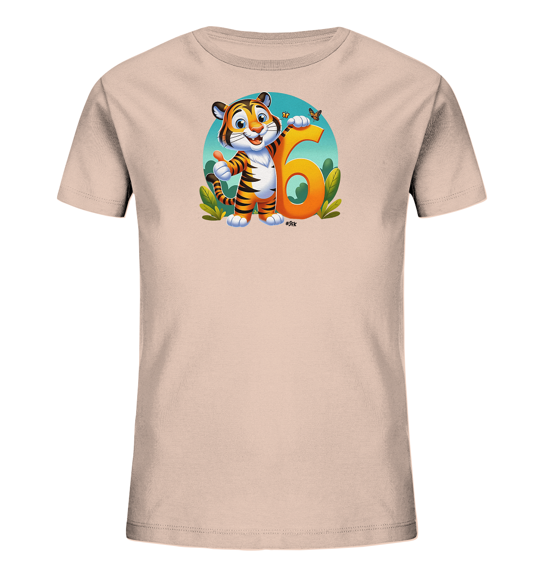 Onlineshop Shirts fuer Kinder - Das Bild zeigt ein hellrosa Kinder-T-Shirt mit einer freundlichen Tiger-Illustration auf der Vorderseite. Ein laechelnder Tiger gibt einen Daumen hoch und steht neben der grossen orangefarbenen Zahl 6. Um sie herum sind gruene Pflanzen und ein blauer Himmelkreis zu sehen, ergaenzt durch einen kleinen Schmetterling. Das Design wirkt insgesamt froehlich und verspielt.