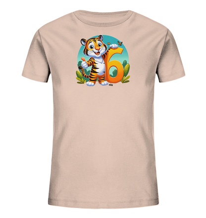 Onlineshop Shirts fuer Kinder - Das Bild zeigt ein hellrosa Kinder-T-Shirt mit einer freundlichen Tiger-Illustration auf der Vorderseite. Ein laechelnder Tiger gibt einen Daumen hoch und steht neben der grossen orangefarbenen Zahl 6. Um sie herum sind gruene Pflanzen und ein blauer Himmelkreis zu sehen, ergaenzt durch einen kleinen Schmetterling. Das Design wirkt insgesamt froehlich und verspielt.